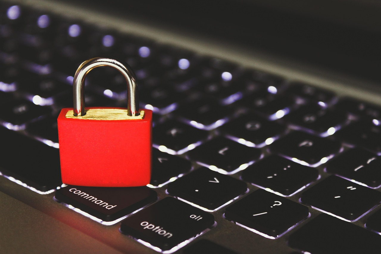 如何向游戏厂商举报风险提示的技术支持辅助？